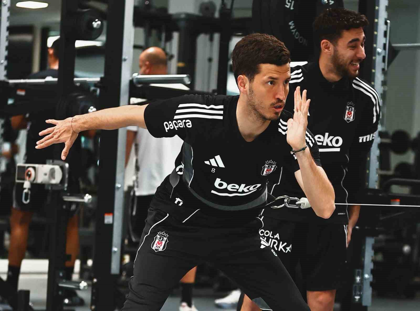 Beşiktaş salonda &ccedil;alıştı
