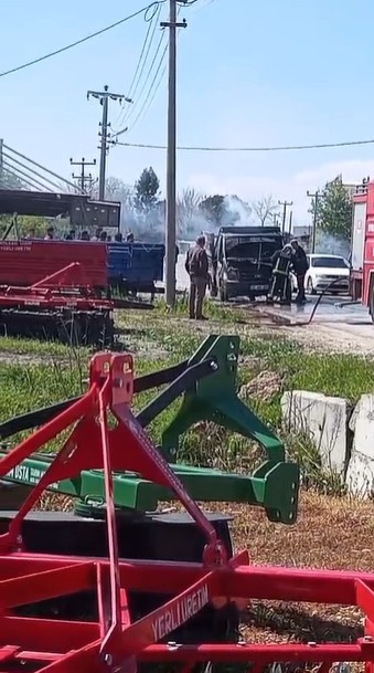 Karton y&uuml;kl&uuml; kamyonet seyir halindeyken yandı
