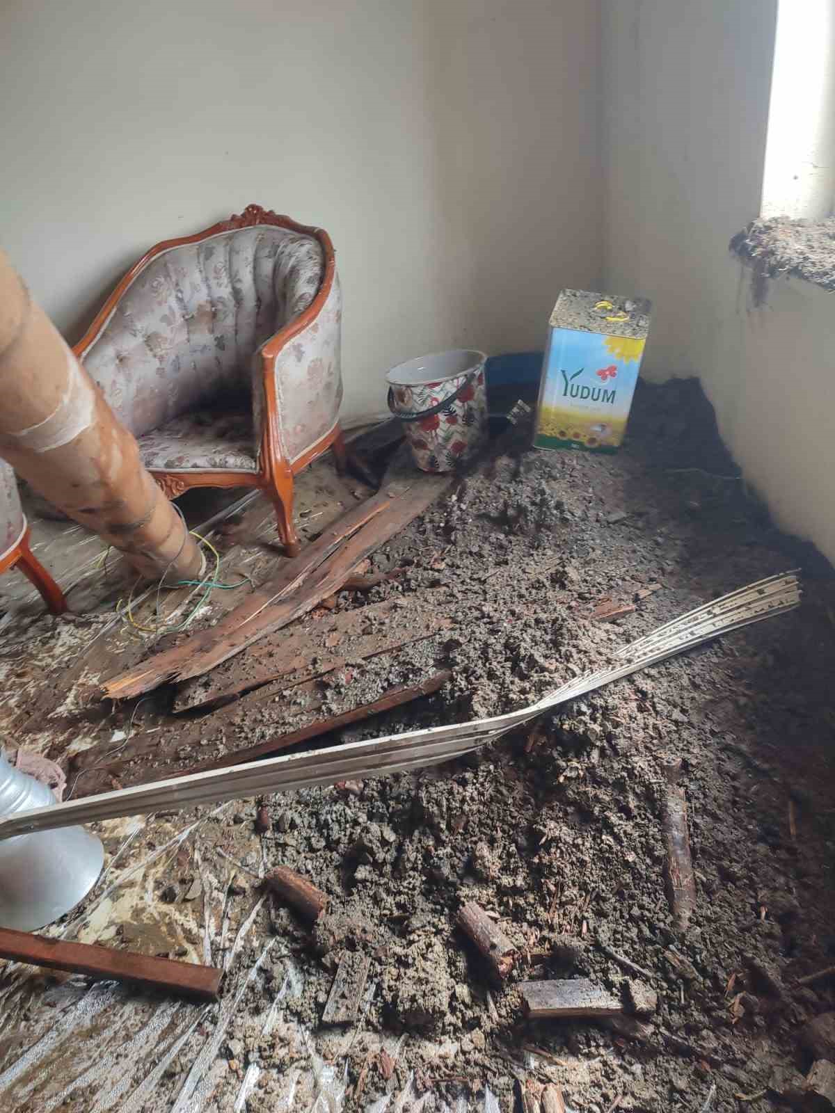 Hakkari&rsquo;de 6 kişilik ailenin evi &ccedil;&ouml;kt&uuml;
