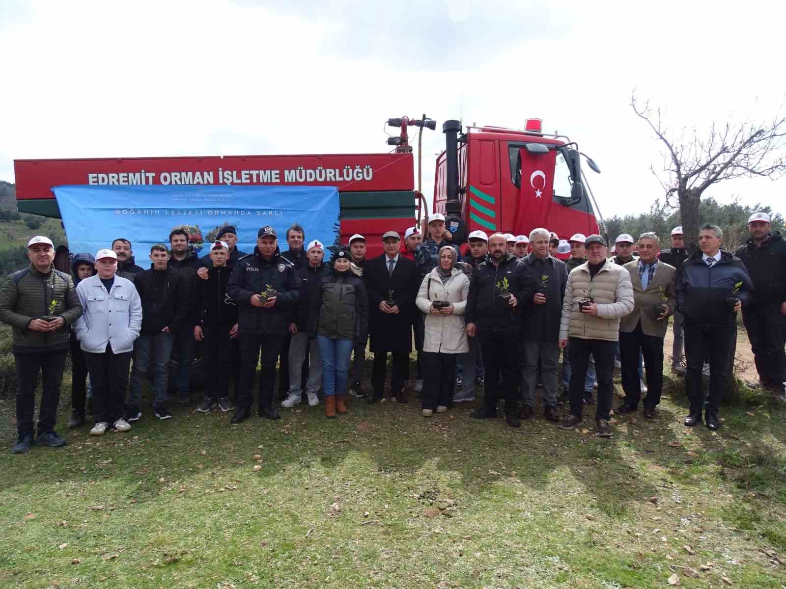 Havran&rsquo;da &ouml;ğrenciler fidanları toprakla buluşturdu
