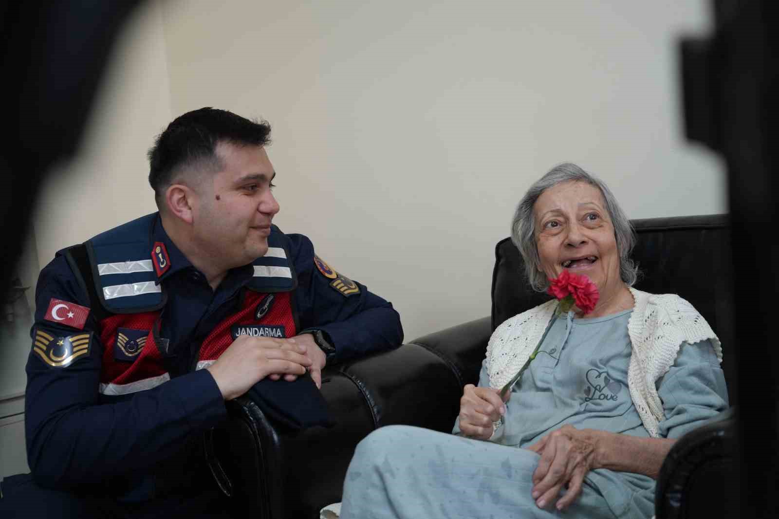 Bayburt&rsquo;ta huzurevi sakinlerine jandarma s&uuml;rprizi: B&uuml;y&uuml;klerin y&uuml;z&uuml; g&uuml;ld&uuml;
