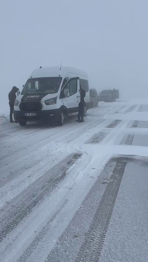 Palandöken geçidinde kar ve tipi nedeniyle onlarca araç mahsur kaldı