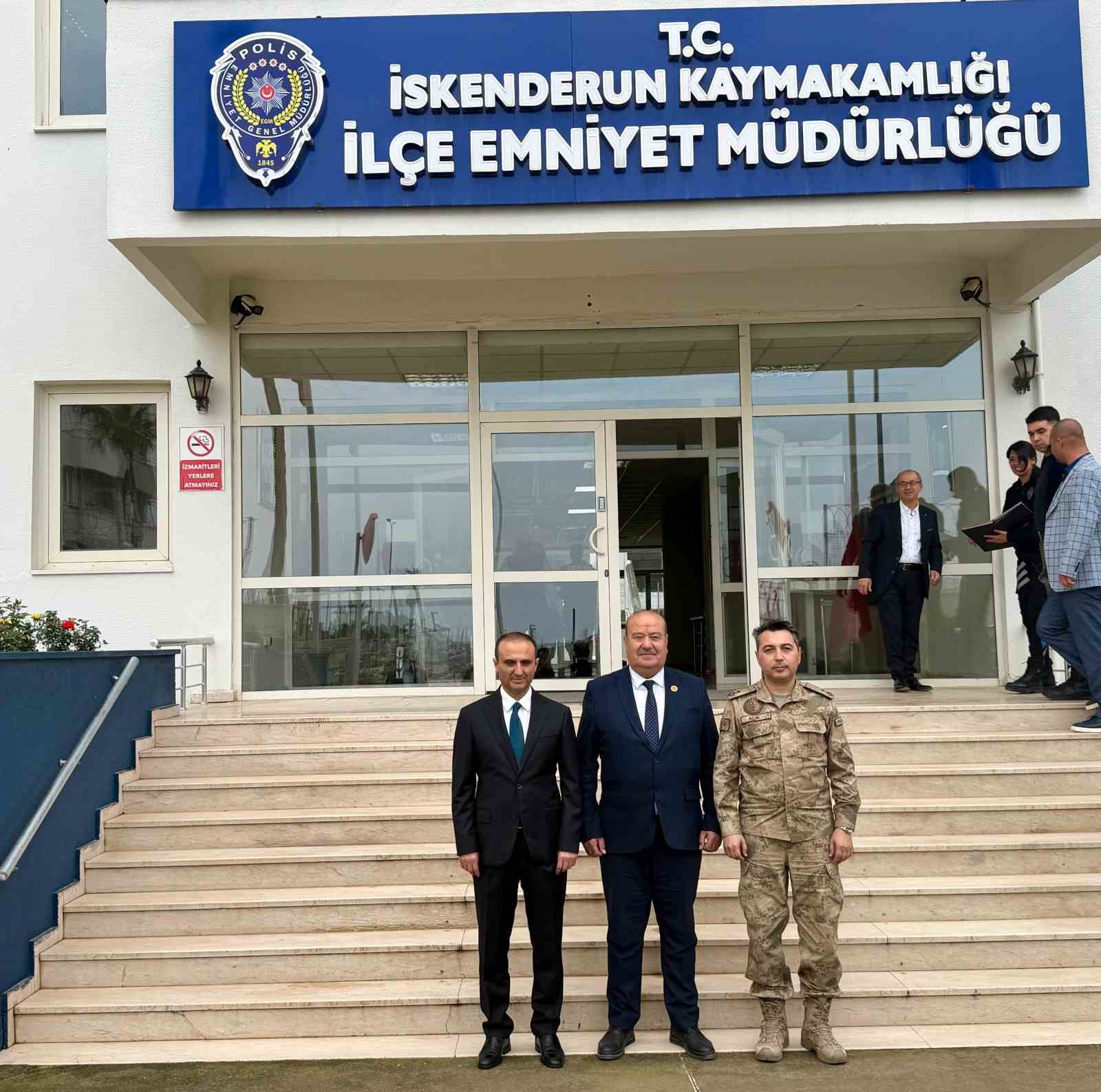 İskenderun&rsquo;da muhtarlar, huzurlu yaşam i&ccedil;in jandarma ve emniyete teşekk&uuml;r etti
