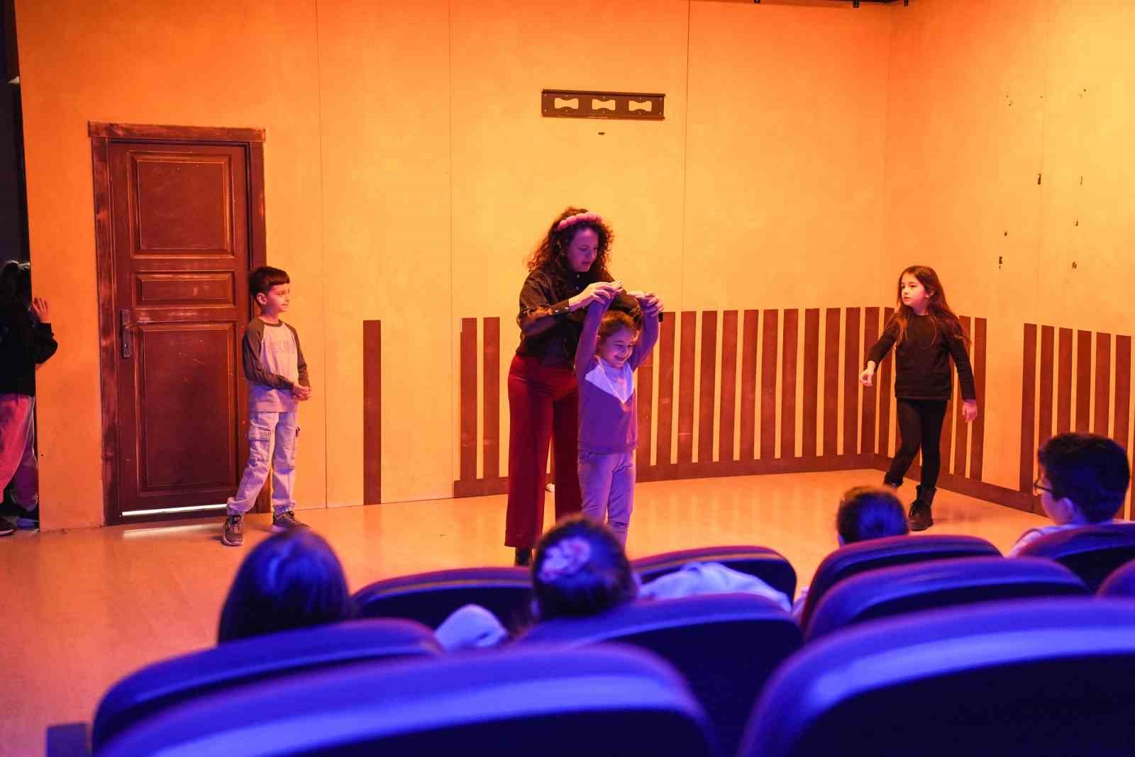 Mersin&rsquo;de tiyatroya ilgi artıyor, kurslar yoğun katılımla s&uuml;r&uuml;yor
