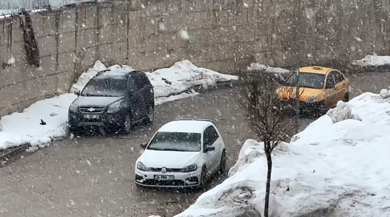 Y&uuml;ksekova&rsquo;da kar yağışı ve sis
