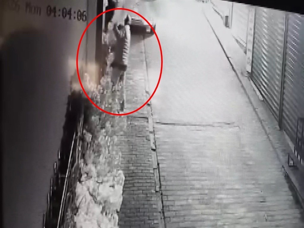 &lsquo;Bir kafeden daha fazlası&rsquo; yazısını fark etti, ağacı sırtlayıp gitti O anlar kamerada
