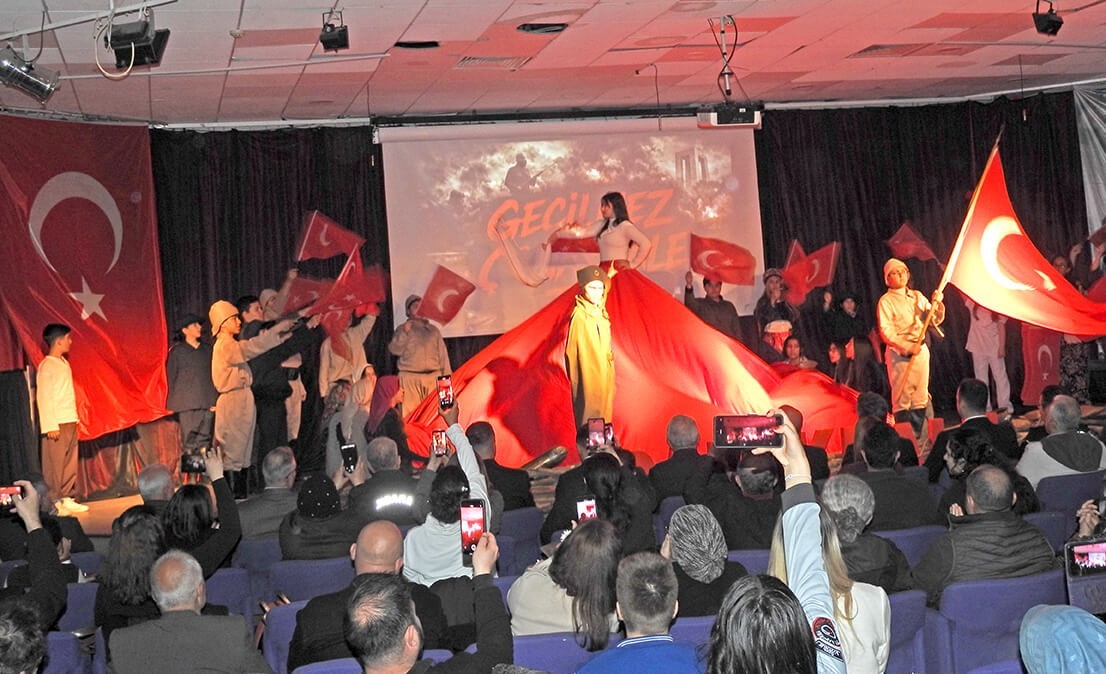 &Ccedil;eşme&rsquo;de, duygu dolu &Ccedil;anakkale anması
