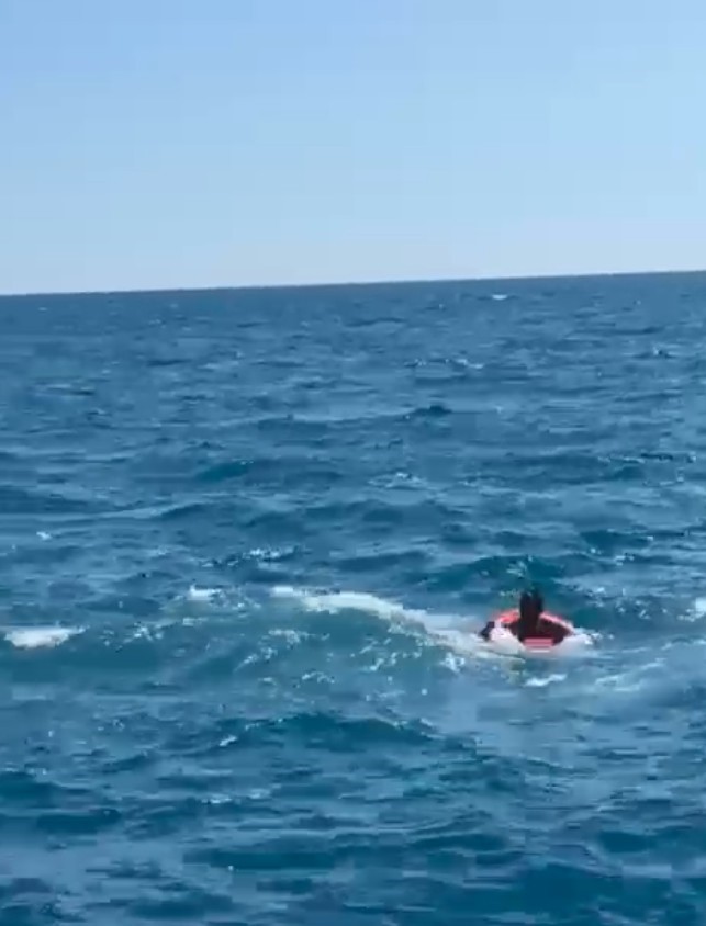 Antalya&rsquo;da denize a&ccedil;ıldığı kano devrildi, suda 3 saat kurtarılmayı beklerken imdadına deniz polisi yetişti

