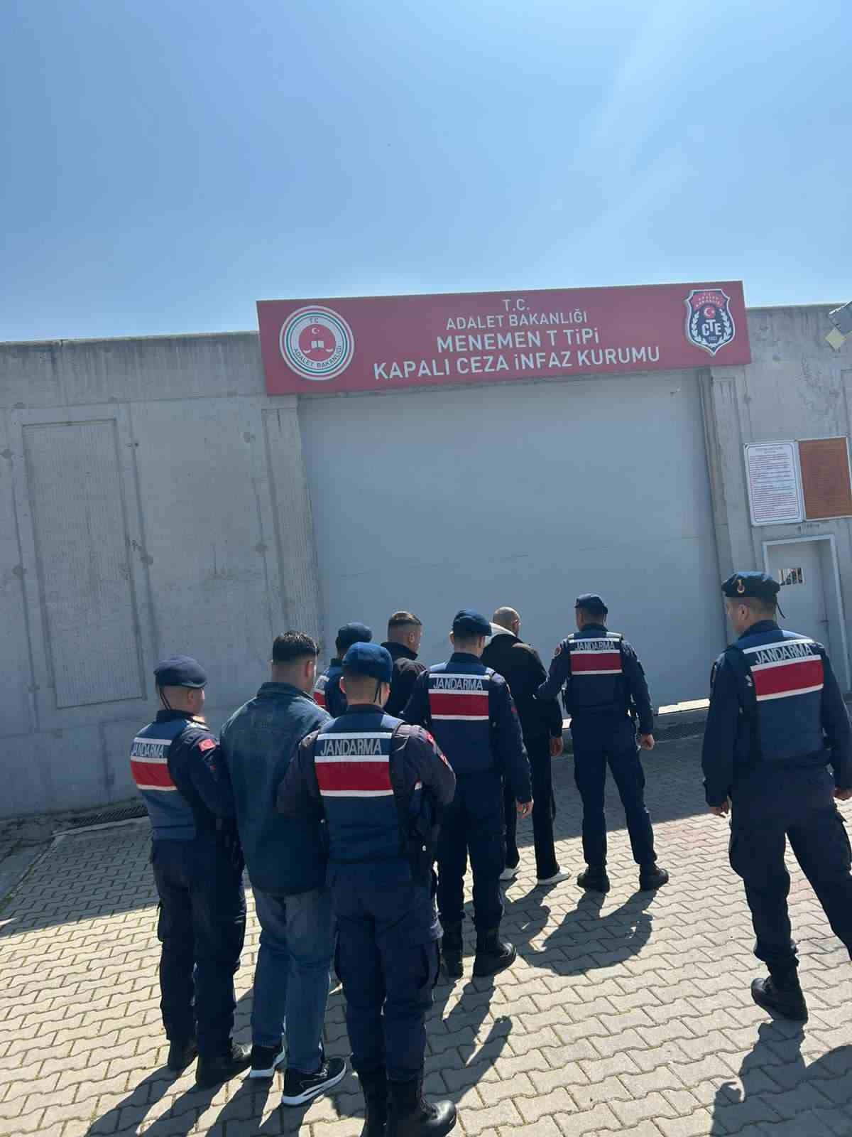 İzmir&rsquo;de kuyumcuyu pompalı t&uuml;fekle soyan 3 ş&uuml;pheli tutuklandı
