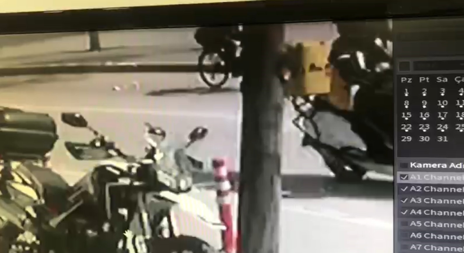 Bisikletli vatandaşın cebinden paralar yola sa&ccedil;ıldı, duyarlı esnaf toplayıp sahibini beklemeye başladı
