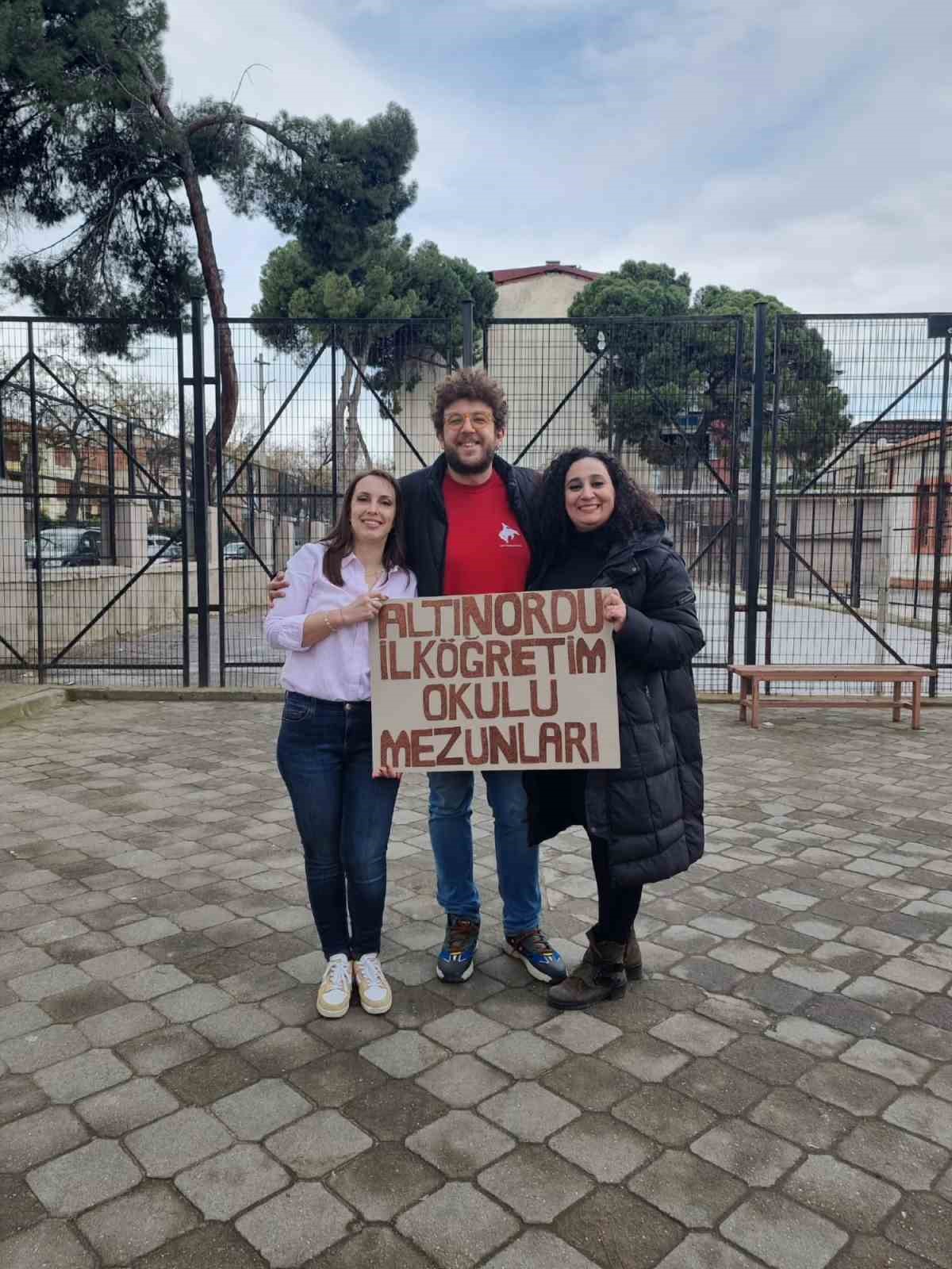 Salihli&rsquo;de ilkokul mezunları 25 yıl sonra buluştu
