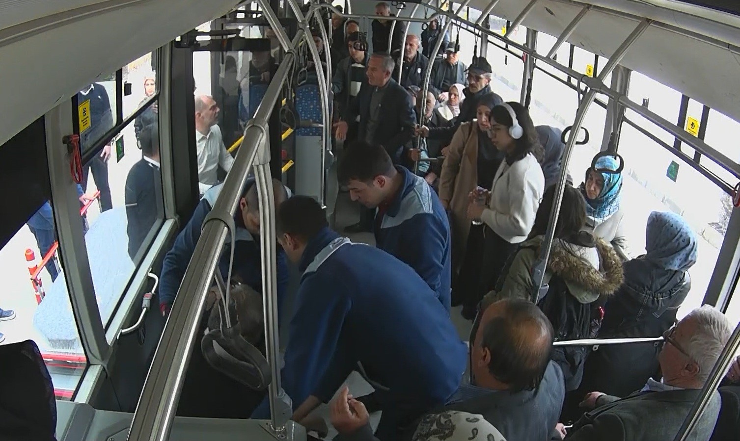 Elazığ’da otobüs şoförü rahatsızlanan yolcuyu hastaneye yetiştirdi