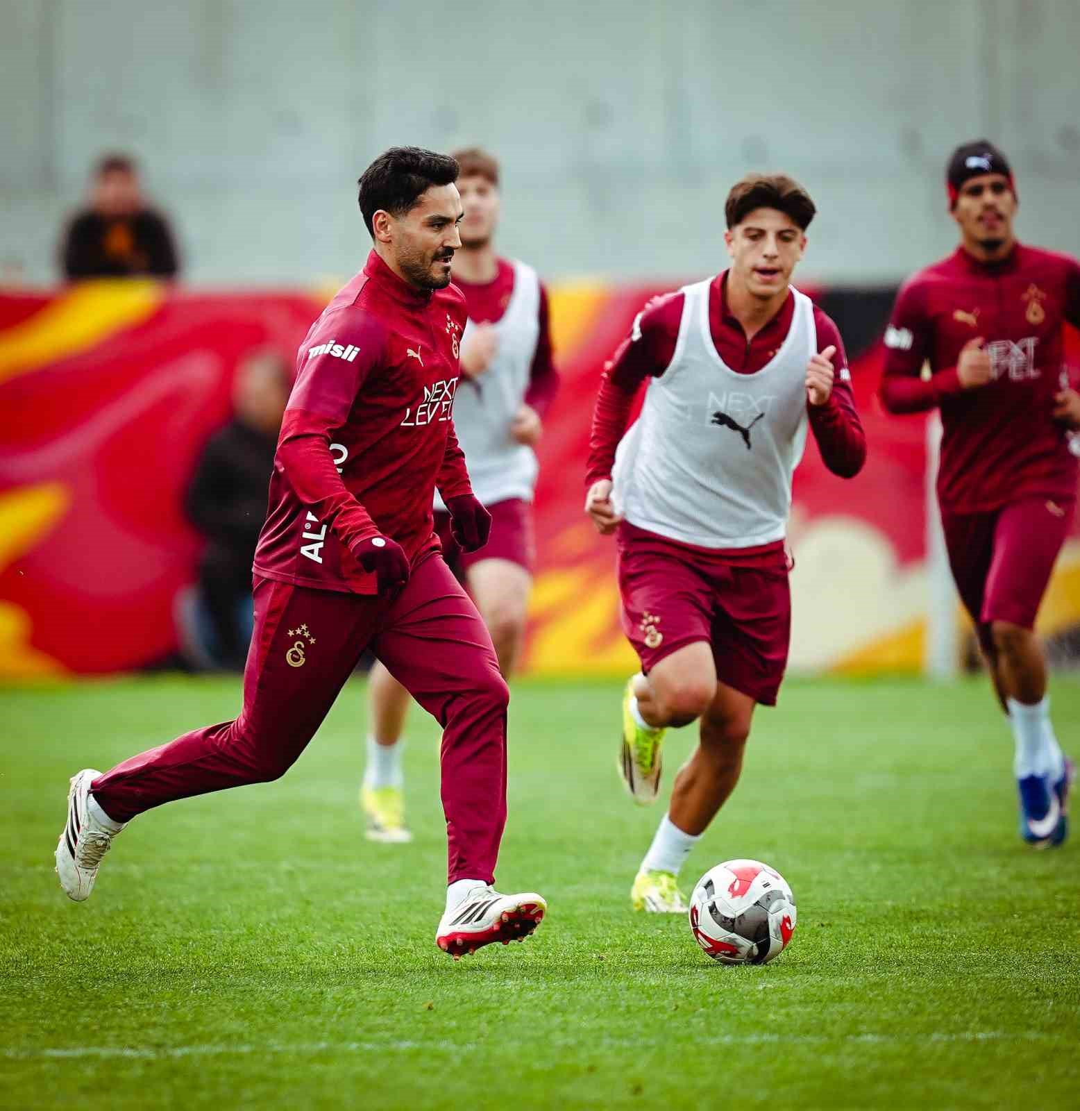 Galatasaray, Trabzonspor ma&ccedil;ı hazırlıklarını s&uuml;rd&uuml;rd&uuml;
