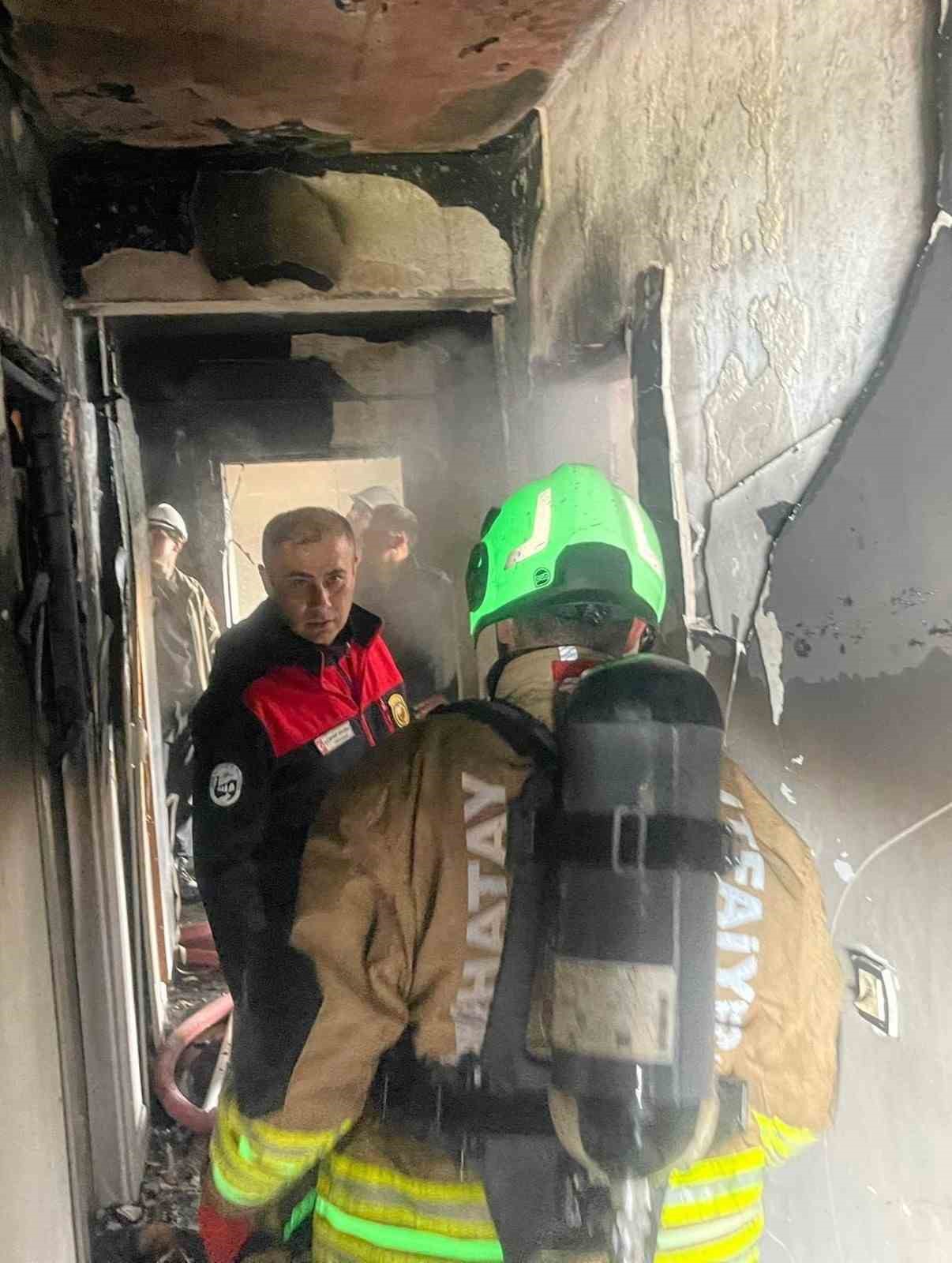 Antakya&rsquo;da alevlere teslim olan ev kullanılmaz hale geldi
