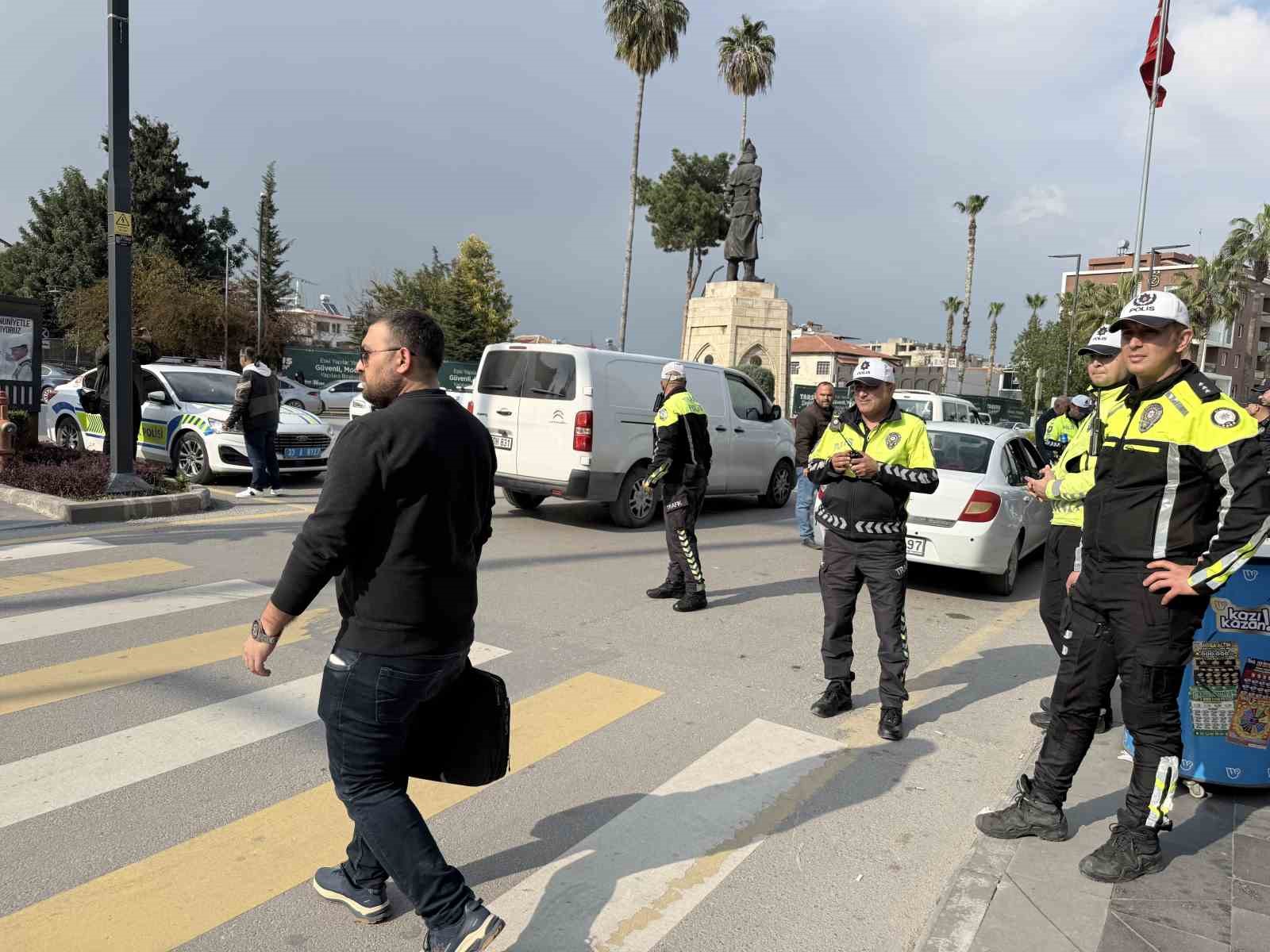Yayalara yol vermeyen sürücülere ceza kesildi