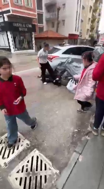 Ortaokul öğrencisi akranını saçından tutup yere yatırdı, kafasına ayağıyla bastı