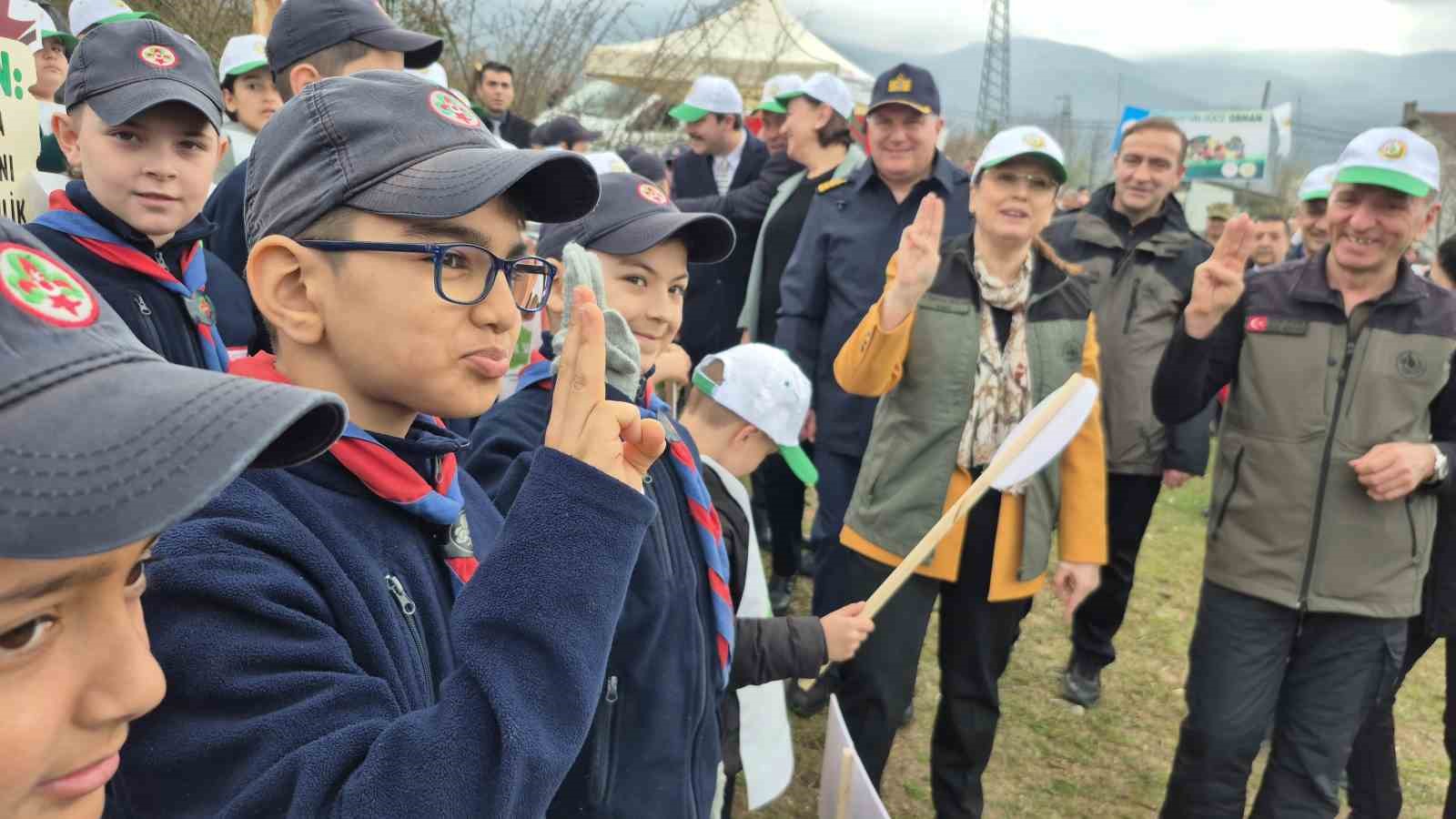 Bartın&rsquo;da ge&ccedil;en yıl yanan ormana 400 fidan dikildi
