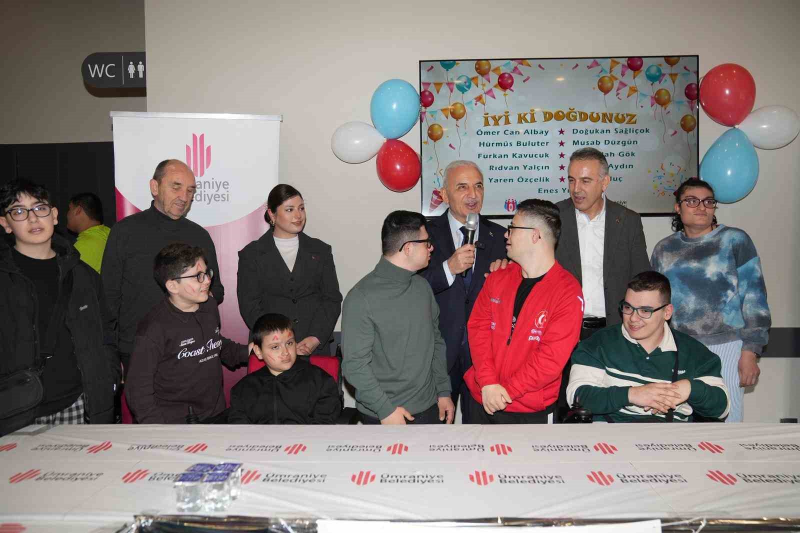 &Uuml;mraniye&rsquo;de sevgi dolu buluşma: 10 &ouml;zel gencin doğum g&uuml;n&uuml; bir arada kutlandı
