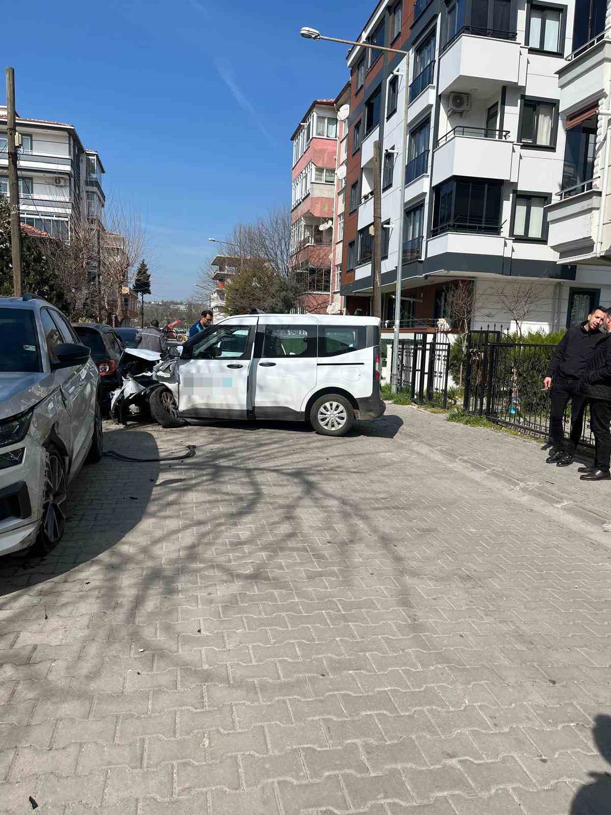 L&uuml;leburgaz&rsquo;da ticari ara&ccedil; park halindeki otomobillere &ccedil;arptı
