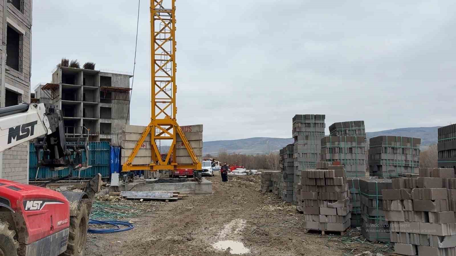 Paralarını alamayınca intihara kalkışan iş&ccedil;iler ekiplerce ikna edildi
