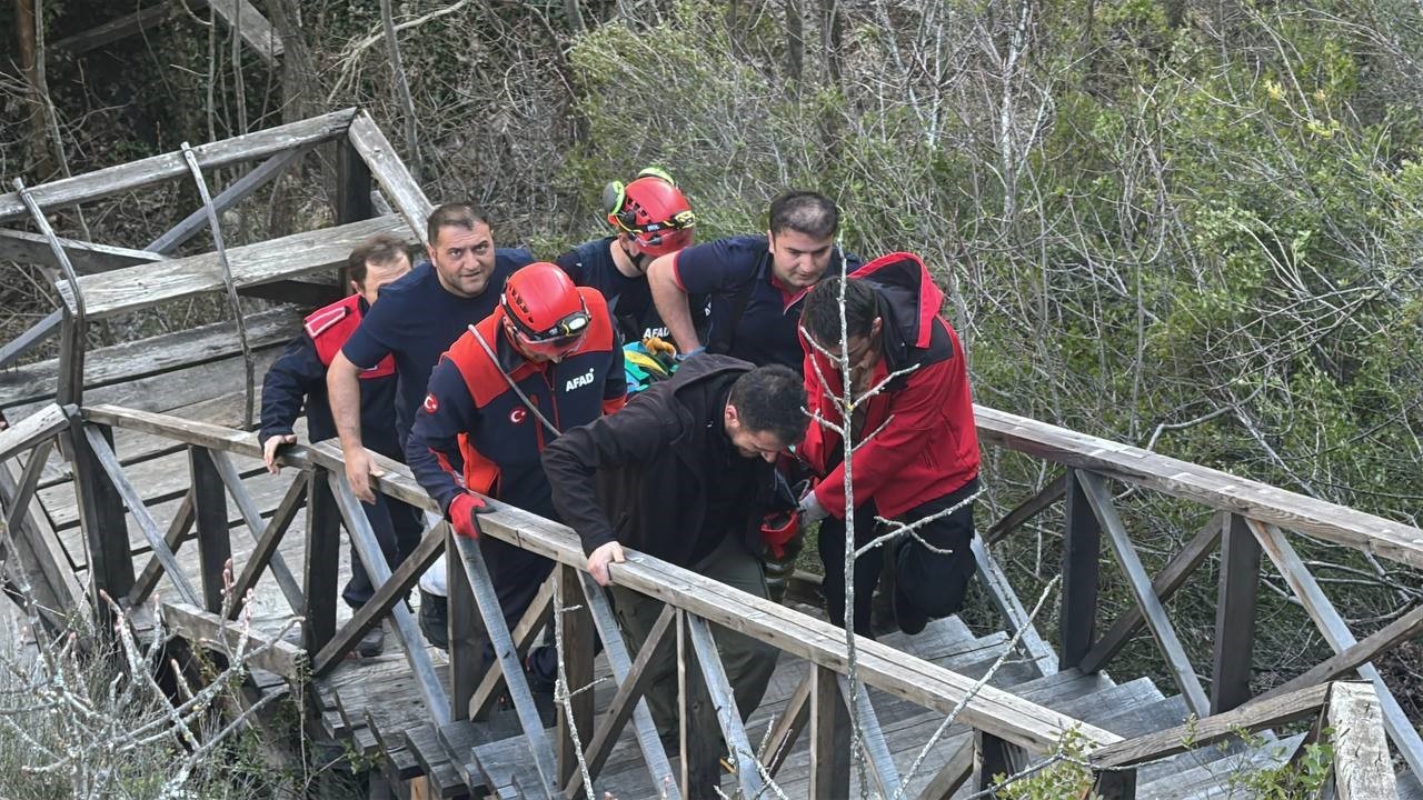 Gen&ccedil; kız 80 metre y&uuml;ksekliğindeki cam terastan kendini boşluğa bıraktı
