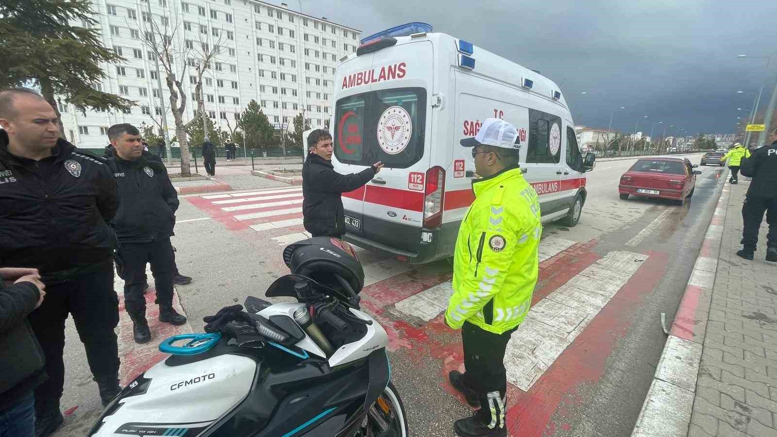 Karaman&rsquo;da motosiklet otomobile &ccedil;arptı: 1 yaralı
