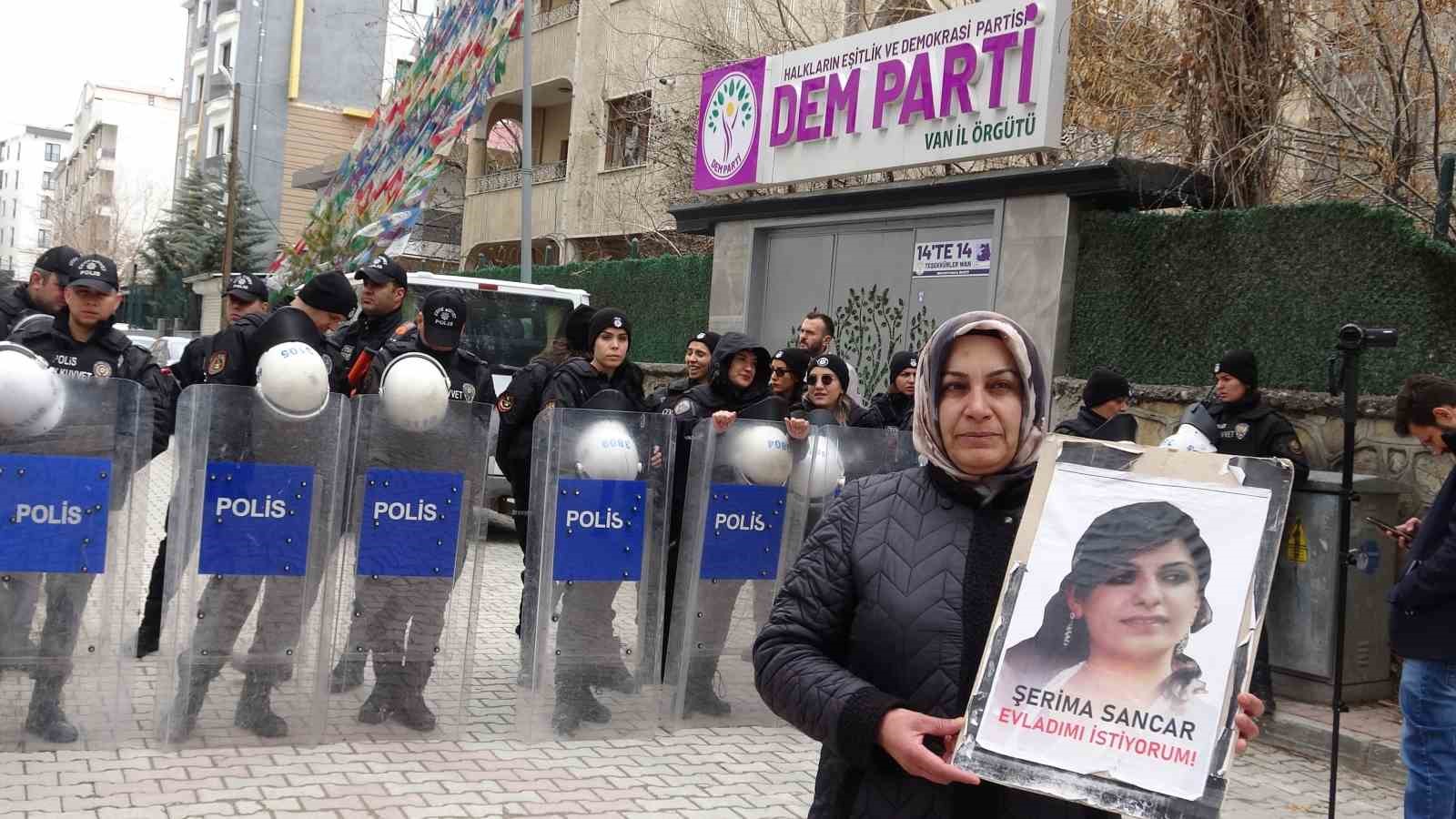 Vanlı anne: "&Ccedil;ocuklarımızın hayallerini &ccedil;aldılar"
