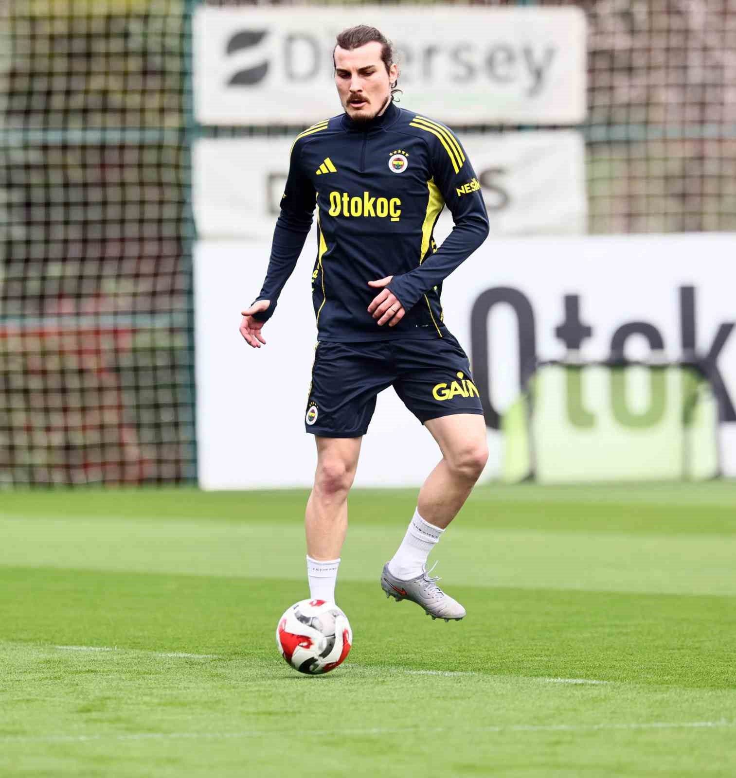 Fenerbah&ccedil;e hazırlıklarını s&uuml;rd&uuml;rd&uuml;
