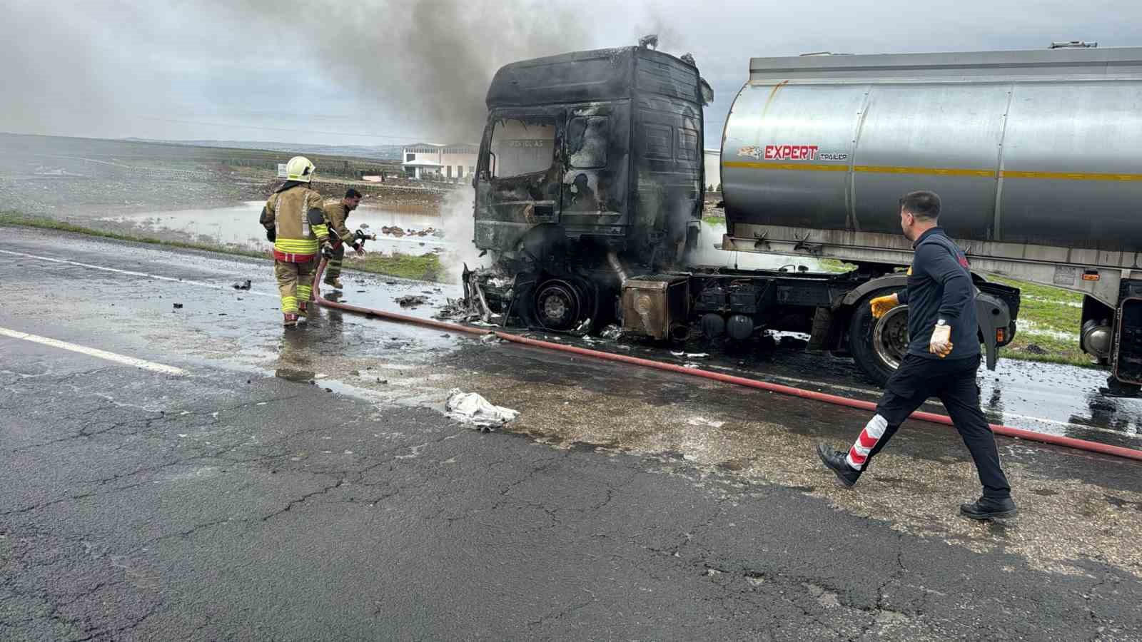 Cizre’de seyir halindeki tır alev topuna döndü
