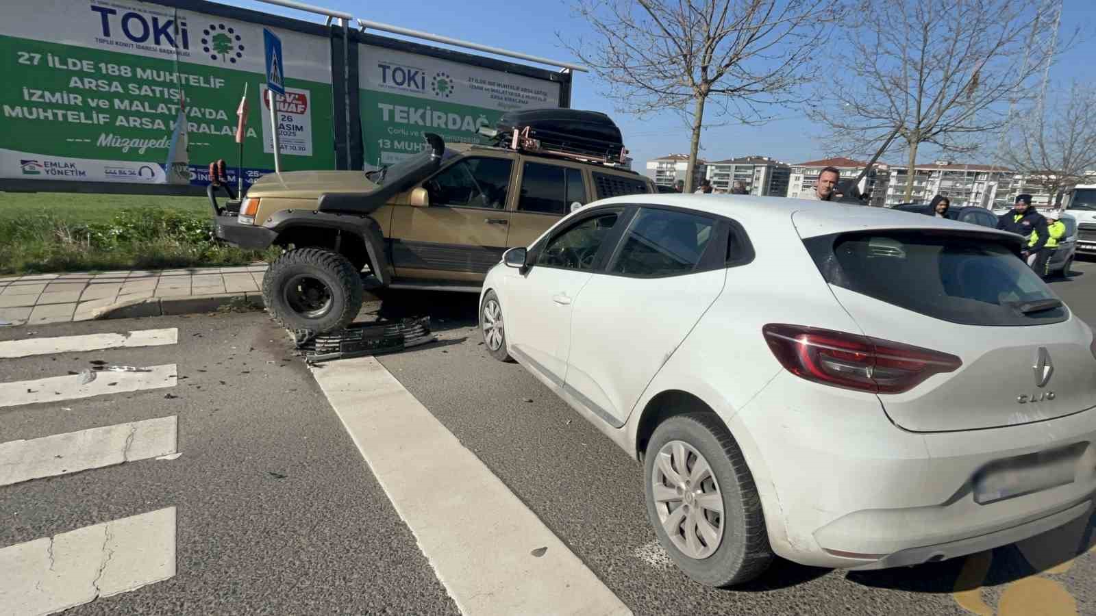 Tekirdağ&rsquo;da otomobilin park halindeki cipe &ccedil;arptığı kaza kamerada
