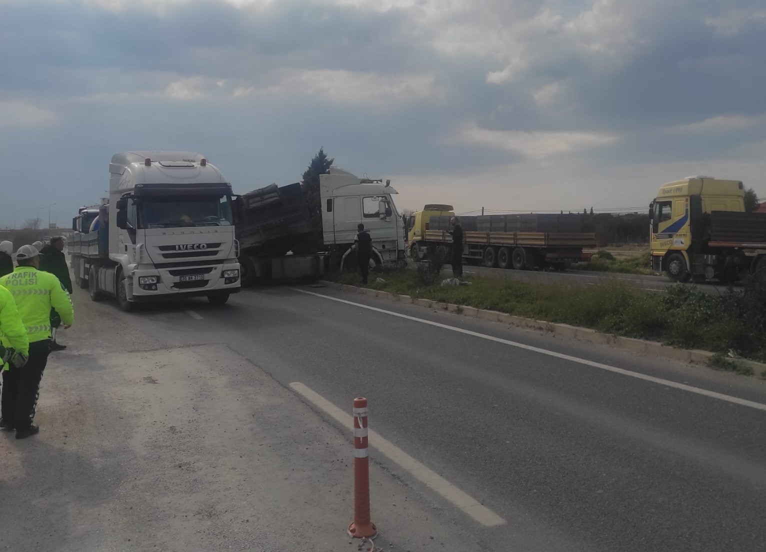 Manisa&rsquo;da tır ile kamyon &ccedil;arpıştı: 2 s&uuml;r&uuml;c&uuml; yaralandı
