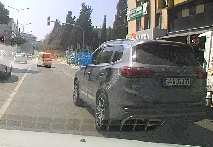 İzmir’de kural tanımaz sürücü araç kamerasına yansıdı
