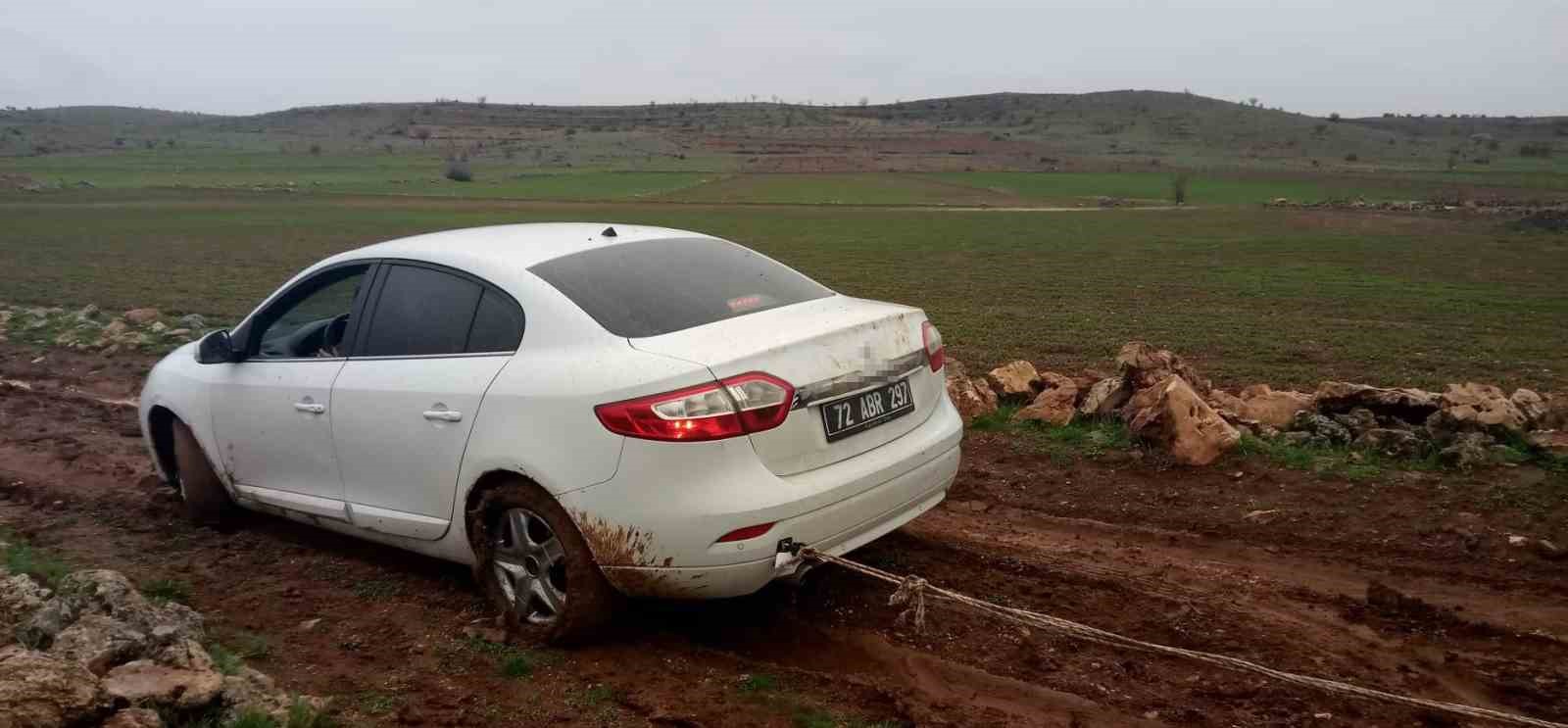 Gercüş’te çamura saplanan aracın imdadına Özel İdare ekipleri yetişti