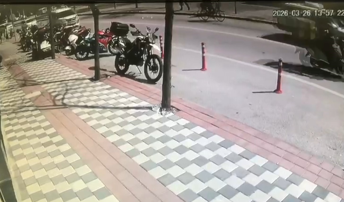 Bisikletli vatandaşın cebinden paralar yola saçıldı, duyarlı esnaf toplayıp sahibini beklemeye başladı