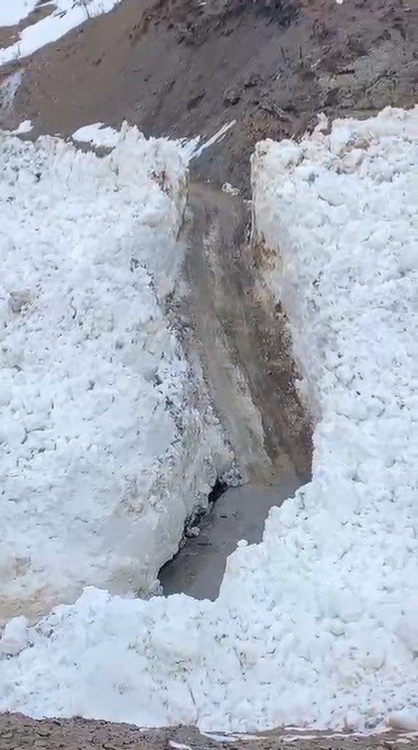 Hizan’da köy yoluna çığ düştü