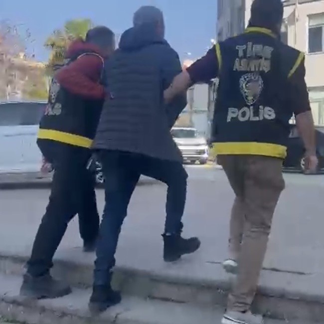 İzmir’de 15 yıldır aranan şüpheli sahte kimlikle yakalandı