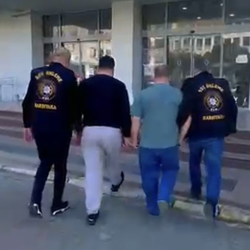 İzmir’de kesinleşmiş hapis cezası bulunan 2 firari yakalandı