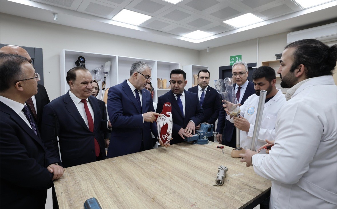 Bakan Işıkhan, Gaziantep Protez-Ortez Merkezi&rsquo;nde engelli bireylerle bir araya geldi
