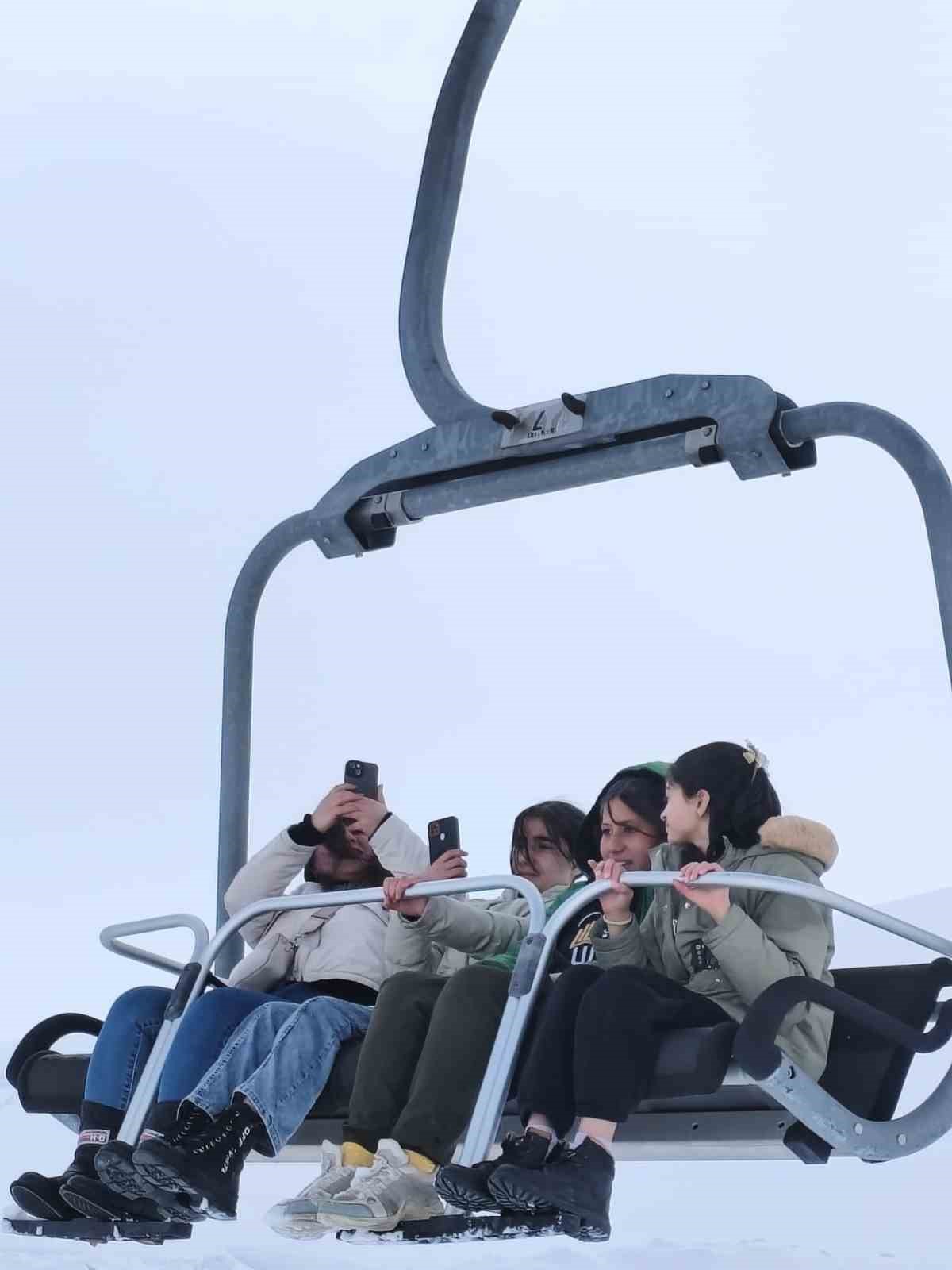 &Ouml;ğrenciler kayak merkezinde doyasıya eğlendi
