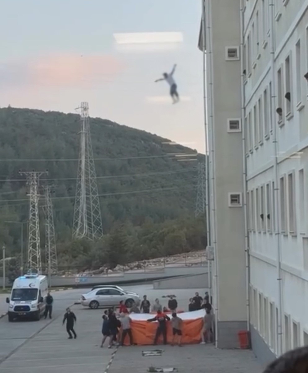 Muğla’da yurdun penceresinden atlayan genç hayatını kaybetti