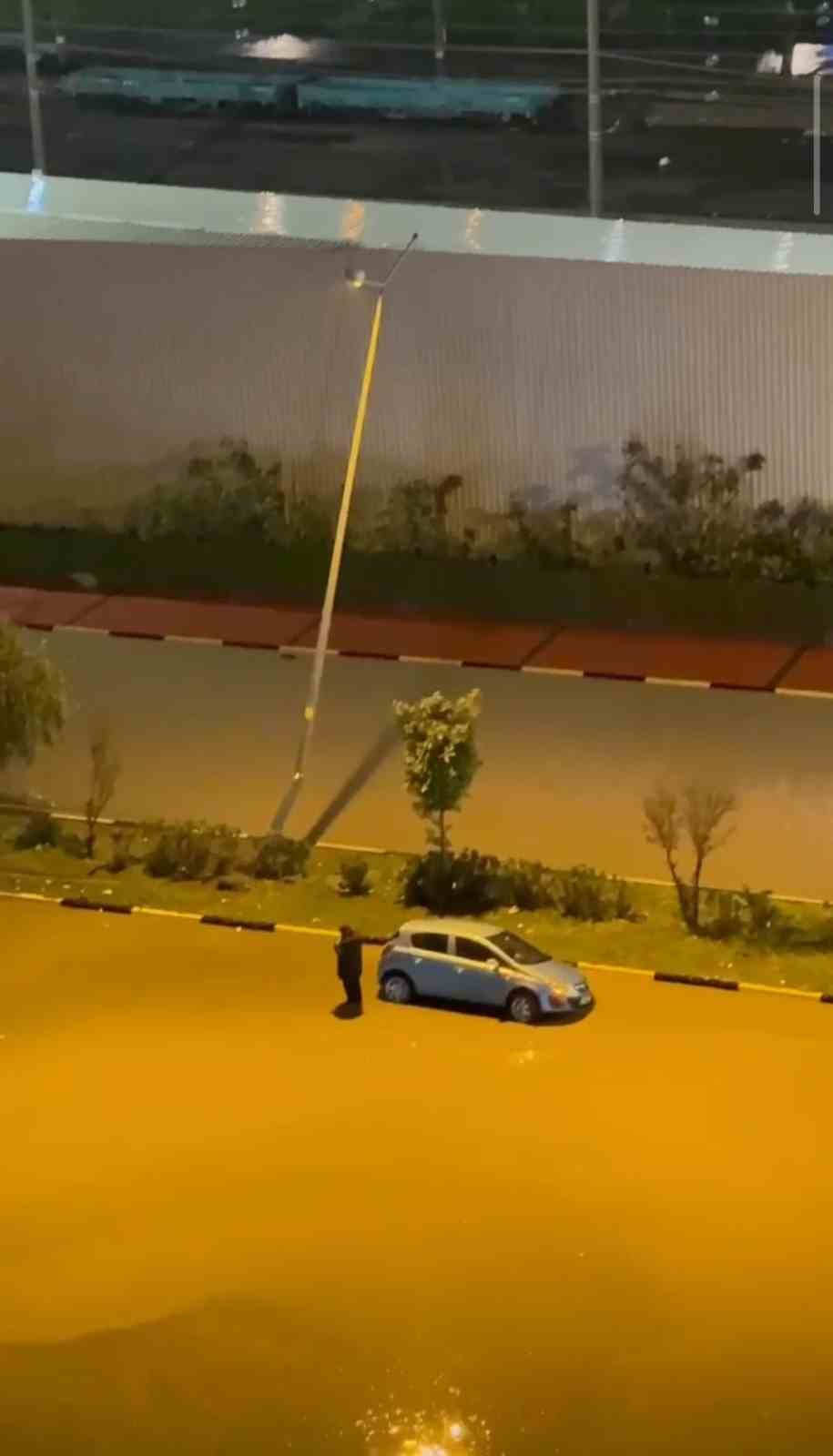 Hatay&rsquo;da aşırı yağışların etkisiyle, g&ouml;le d&ouml;nen yollarda ara&ccedil;lar mahsur kaldı
