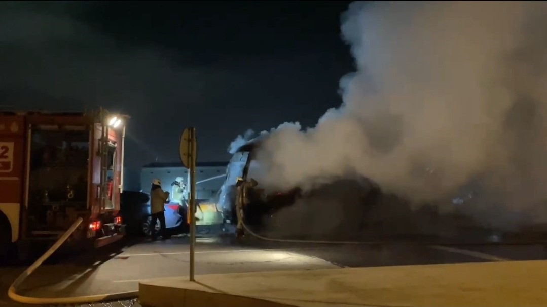 Kağıthane’de park halindeki midibüs alevlere teslim oldu