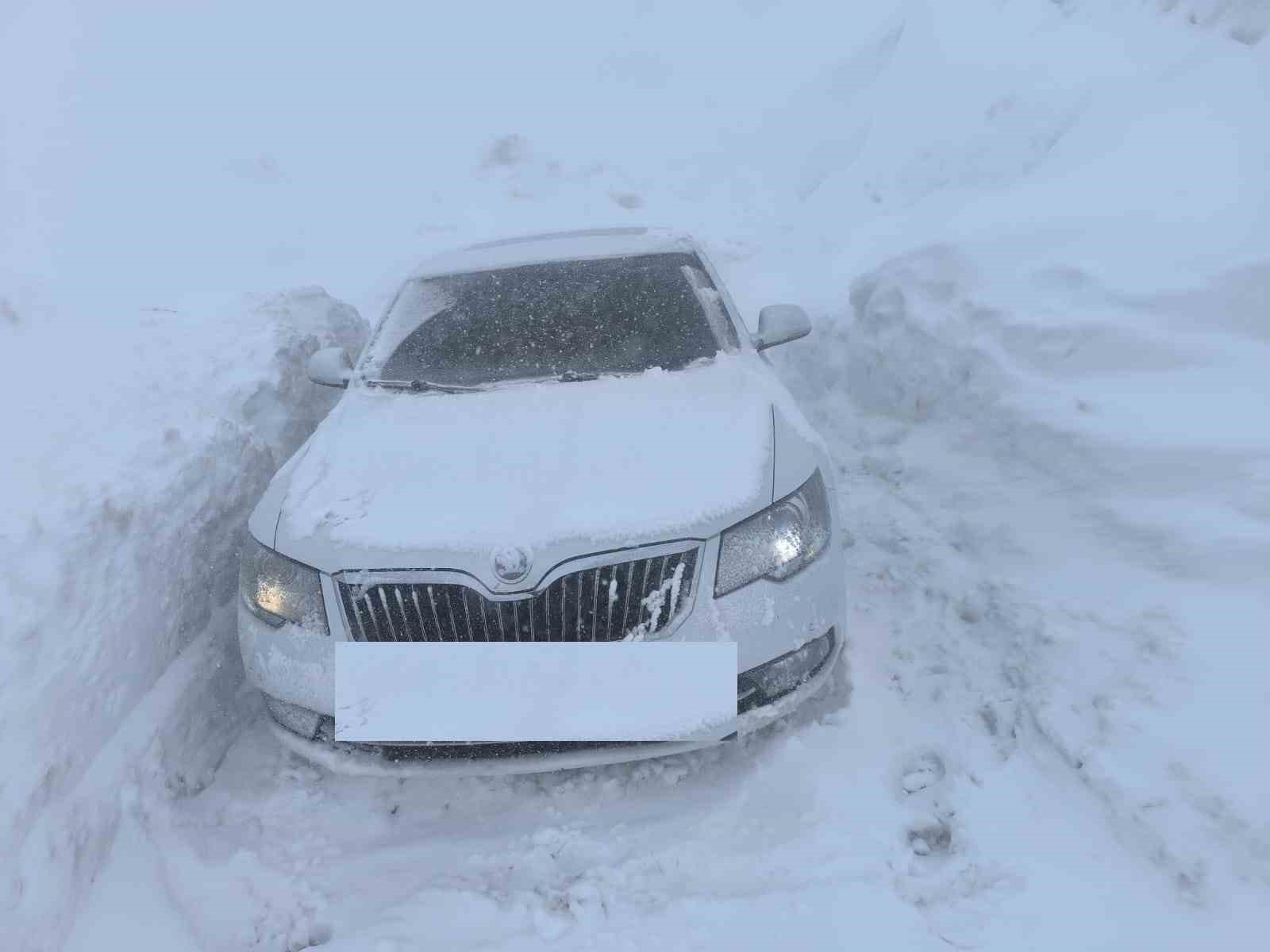 Hakkari’de 3 bin rakımlı zirvede mahsur kalanlar kurtarıldı