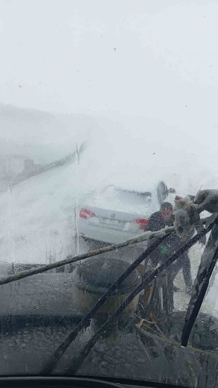 Hakkari&rsquo;de 3 bin rakımlı zirvede mahsur kalanlar kurtarıldı
