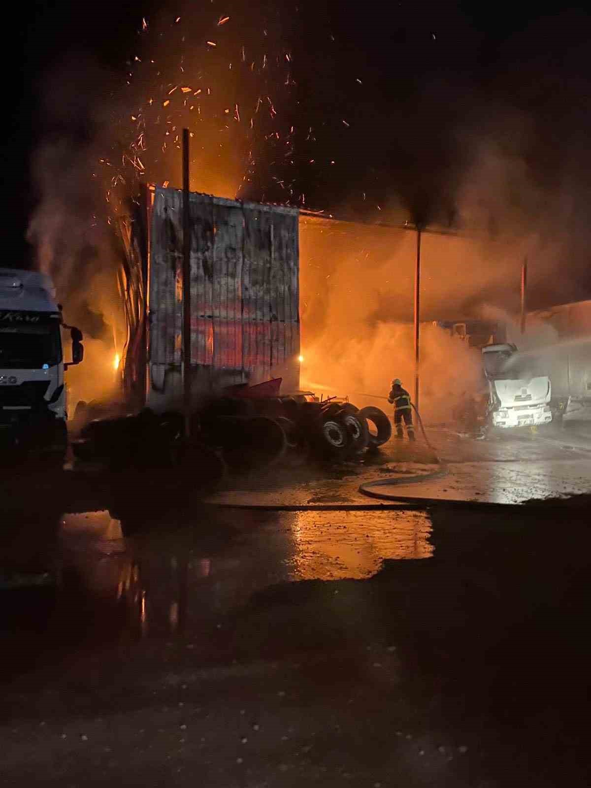 Ağır vasıta servisinde yangın çıktı: 2 çekici, 1 kamyon zarar gördü