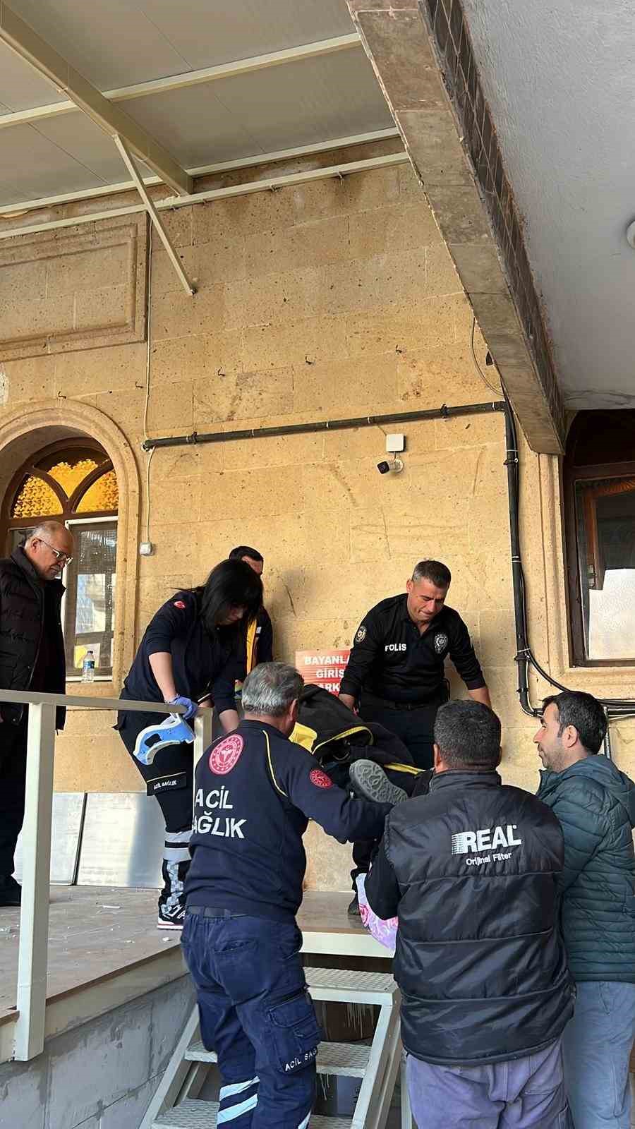 Burdur’da merdivenden düşen usta ve çırağı yaralandı