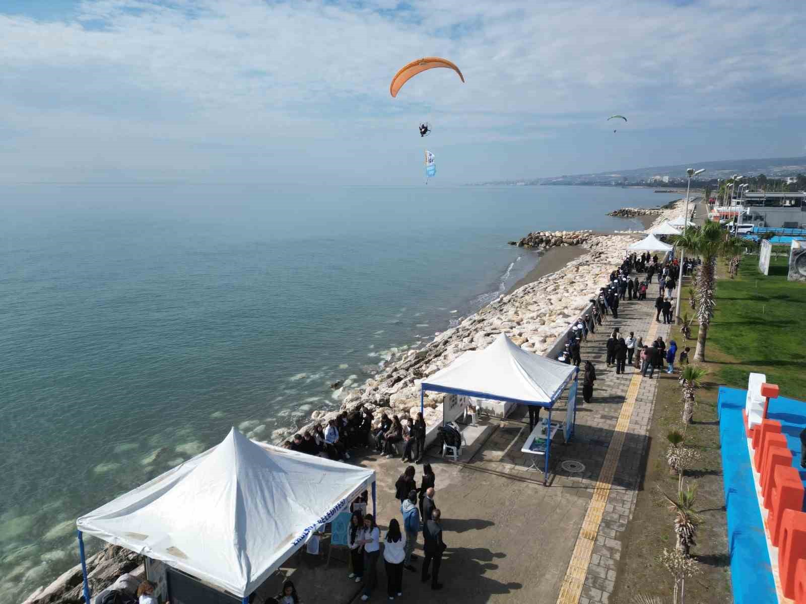 Denizden sahil g&uuml;venlik, havadan paramotorlar destek verdi, &ouml;ğrenciler suyun &ouml;nemine dikkat &ccedil;ekti
