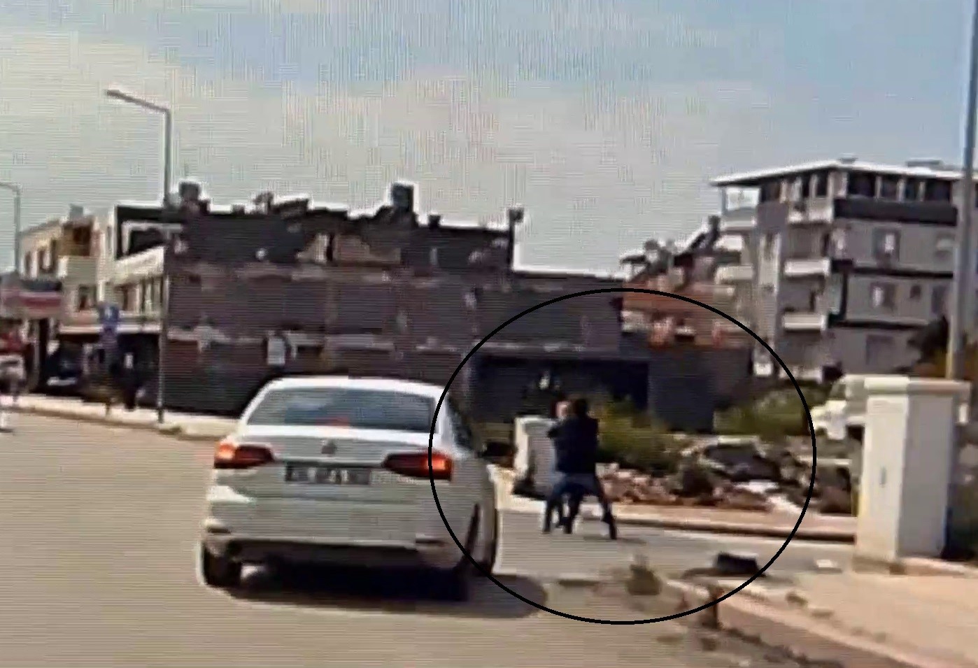 Kaldırımda yürüyen kadının boynundaki kolyeyi çalan hırsızın, ilk suçunda yakayı ele verdiği ortaya çıktı