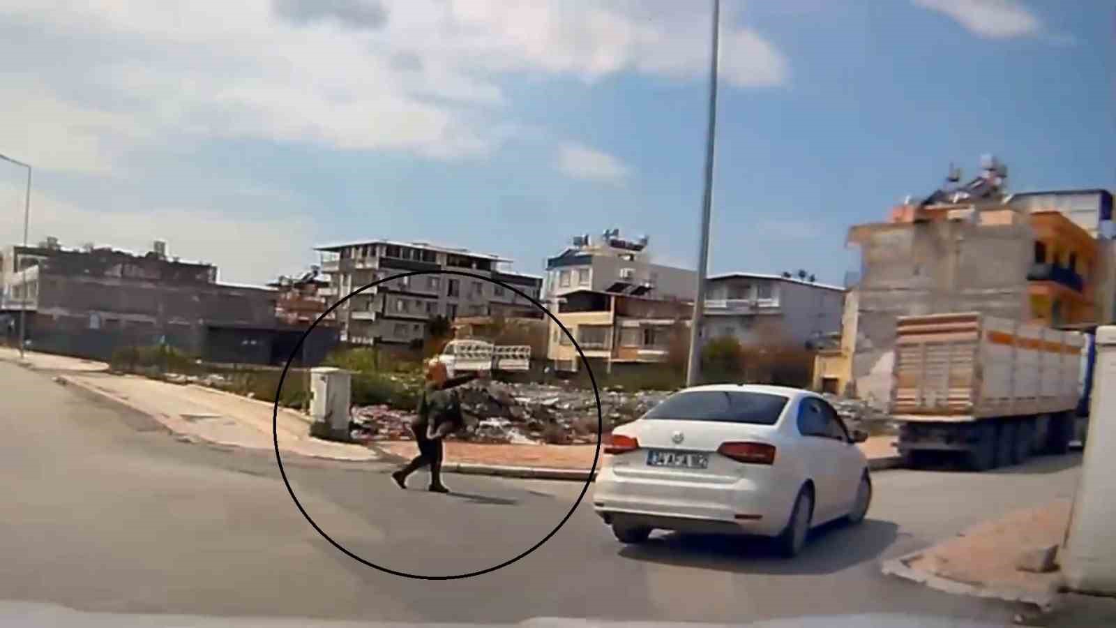 Kaldırımda yürüyen kadının boynundaki kolyeyi çalan hırsızın, ilk suçunda yakayı ele verdiği ortaya çıktı