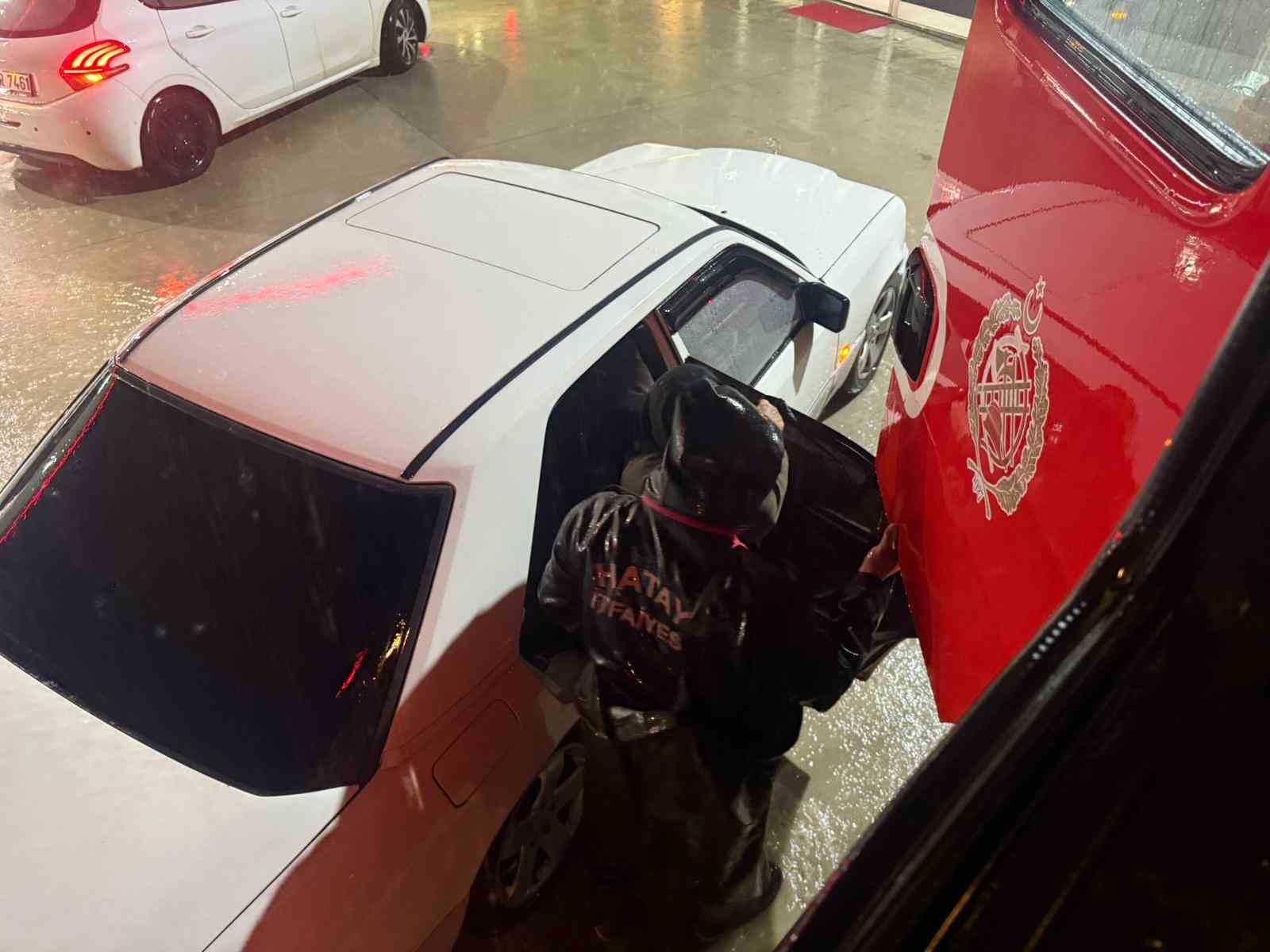 Şiddetli yağış sele d&ouml;nd&uuml;, ara&ccedil;larında mahsur kalan vatandaşları itfaiye kurtardı
